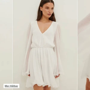 Vit klänning/studentklänning - Jätte fin vit klänning/studentklänning från na-kd med vida ärmar, perfekt till studenten! Helt ny och aldrig använd💕 Köpt för 475kr💕 Buda gärna!