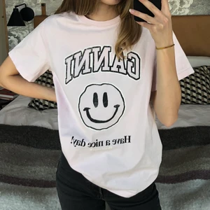 Ganni t-shirt - Superfin Ganni t-shirt. Använd fåtal gånger, den är som ny. Spårbar frakt tillkommer på 51kr