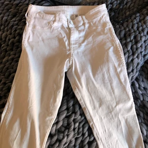 Vita jeans - Ett par vita straight jeans från hm. Sitter superbra på mig som är s/m. 