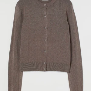 Kofta - Hej, säljer min fina kofta från h&m. Jätte fin kofta och den har inga slitningar. Säljer pga att den inte kommer till användning längre. Skriv för flera bilder