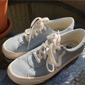 Vans - Säljer ett par somriga vans☀️ Endast använda ett fåtal gånger men de är som nya! 