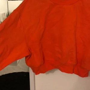 Sweatshirt - En orange sweatshirt i storlek M. Använd ett fåtal gånger. Frakt tillkommer📦