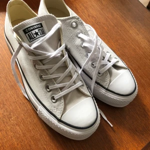Converse - Ett par helt oanvända converse i färgen ljudgrå. Har aldrig använts! Säljer för att de inte passar mig (förstora). De är även platå. Kan mötas inom Stockholm. Skriv gärna om ni undrar ngt😘köparen står fö frakt! 📦 