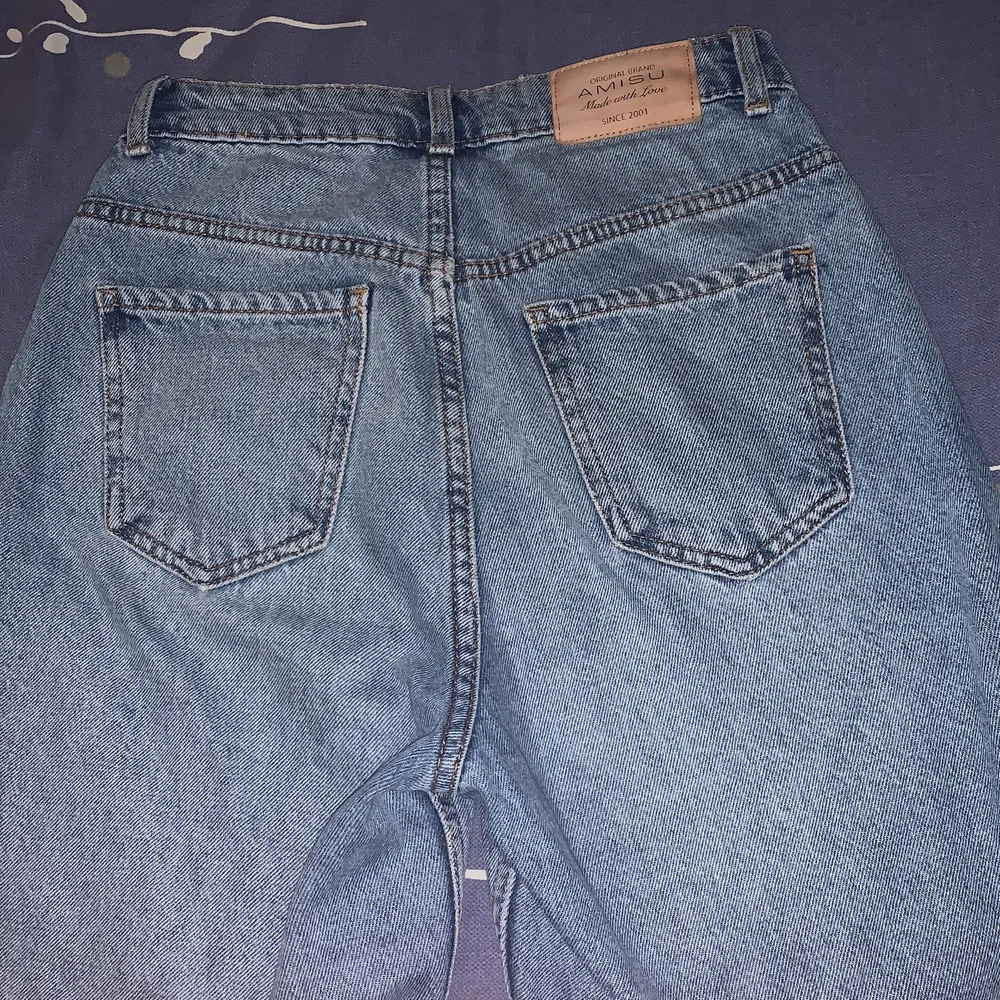 Ett par snygga jeans för 100kr och jag köpte dom för 300kr. Jag har inte använt så mycket. Dom är i storlek 34. . Jeans & Byxor.