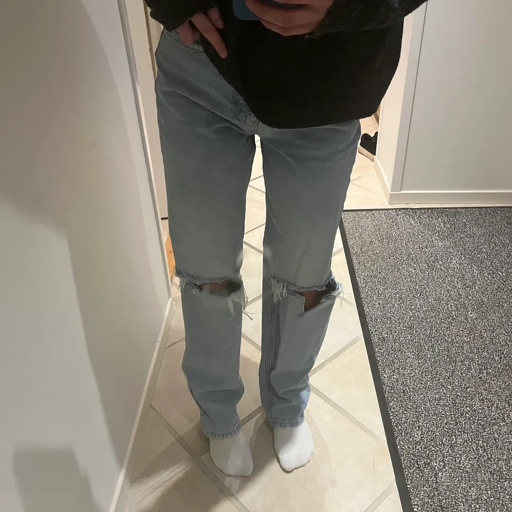 Jeans från gina, jag på bilden är 164cm och de är lite långa på mig så passar längre med. Storlek 34, passar 36 med. 150kr + frakt. Jeans & Byxor.