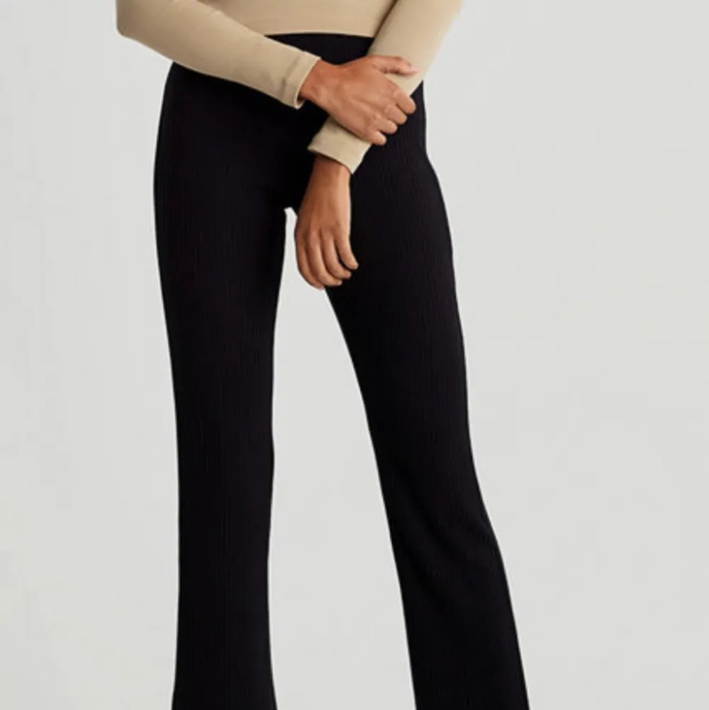 Ribbade svarta byxor från Gina! Storlek S✨ Köp för 99kr. Jeans & Byxor.