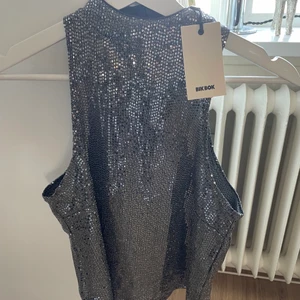 Festtopp - Cool glittrig festtopp med polokrage och dragkedja bak. Aldrig använd med prislappen kvar på