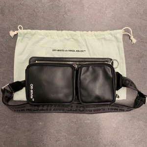 Off white leather black midjeväska  - Off white väska helt ny. 