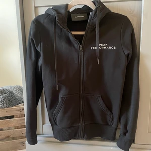 Peak performance hoodie m dragkedja  - Säljer min peak performance hoodie i storlek s, den är sparsamt använd. Mer bilder går att få i PM. 