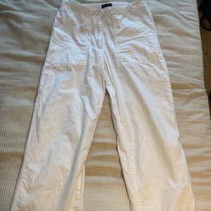 Snygga bommulsbyxor - Som linnebyxor, men bomull! Lite cargo känsla med dragstring i midja och byxändor. Sköna och luftiga till sommaren, och väldigt vita! Fint! OBS: är mörkt som M men skulle säga att den passar bättre som S