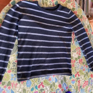 Randig tröja - Inte säker på storlek. Virkad (tror jag). 