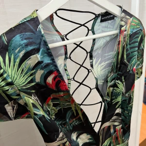 Klänning med print - Sommar klänning köpt på PRETTYLITTLETHING. Använd 2 gånger. Kan skicka bild med den på :). Uk 38 men passar 36 bättre.