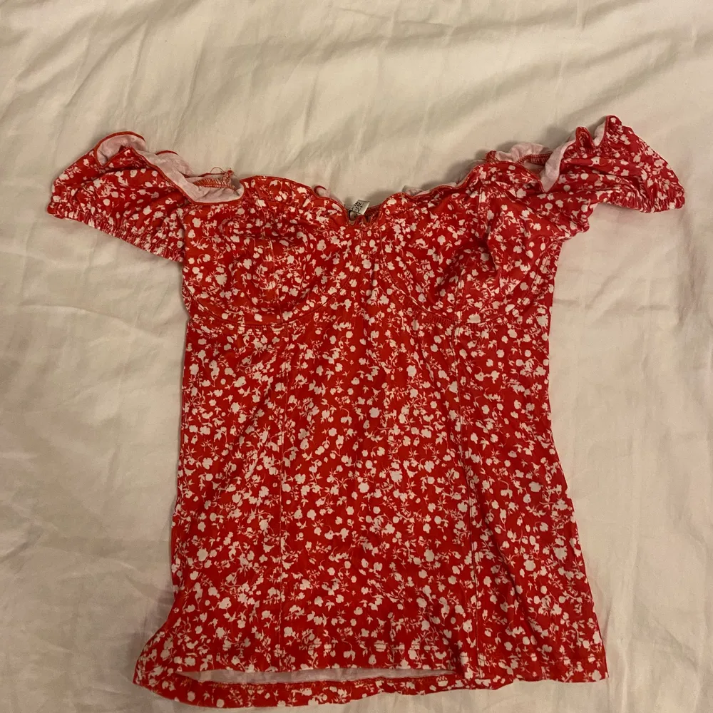 Röd-vit blommig tröja, offshoulder. Använd endast 1 gång. Storlek S. Toppar.
