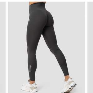 ICANIWILL Scrunch V-Shape Tights , mörkgrå, storlek xs. Träningstights med V-formad scrunchdetalj. Sitter jättefint och material är skönt mot kroppen. Tightsen är i bra skick✨✨  Nypris: 799kr