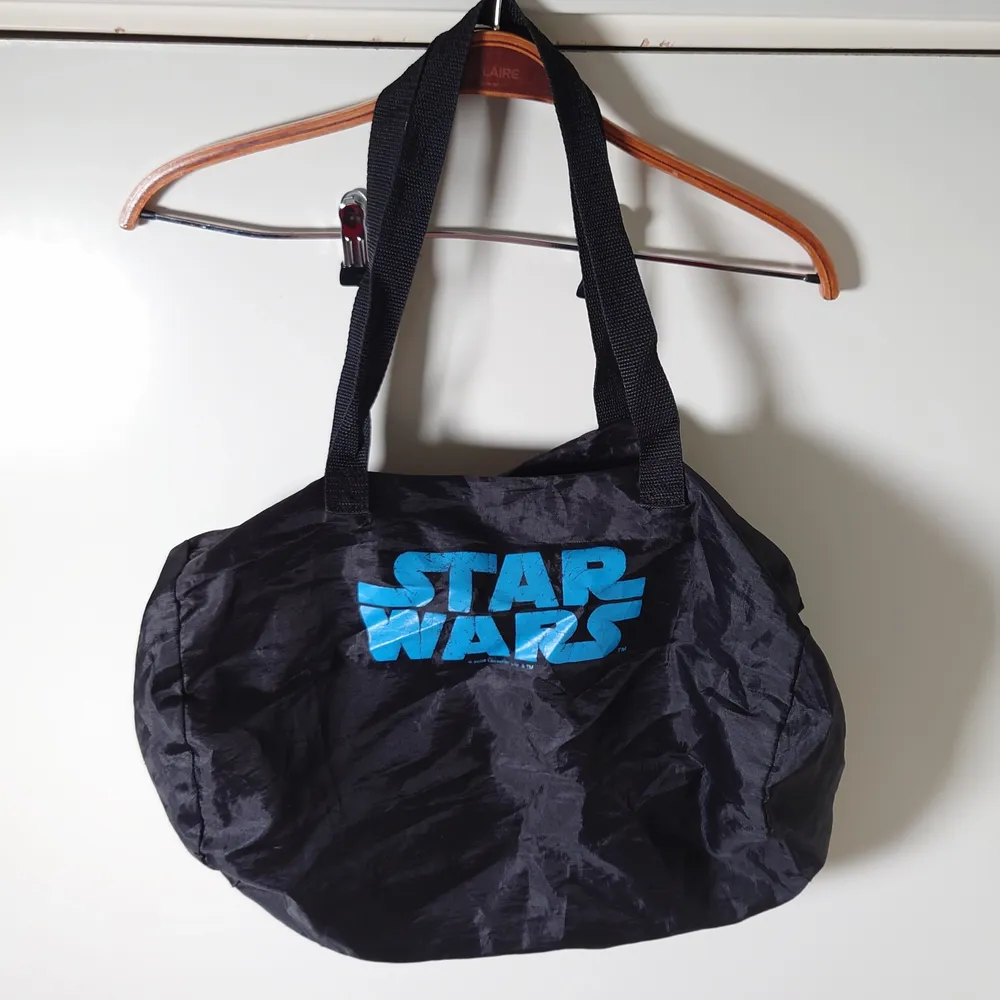 Bag med Star Wars-tryck. Den är väldigt(!) tunn och även lite sliten, passar kanske bäst att ha i en annan väska🌱. Väskor.