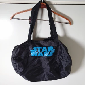 Star Wars-bag - Bag med Star Wars-tryck. Den är väldigt(!) tunn och även lite sliten, passar kanske bäst att ha i en annan väska🌱