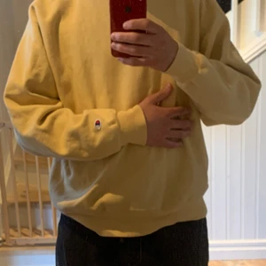 Vintage champion sweatshirt - En riktigt fet vintage tröja jag köpt på sacond hand i USA men tyvärr så passar den inte riktigt som jag vill. Bra skick för att vara från second hand. Enda defekt är att det är en mindre fettfläck vid magen (skriv ett privat meddelande om du vill ha bild). Annars är skicket jättebra. Priset är inte hugget i sten men den är väldigt sällsynt. Skicka privat meddelande för fler bilder. 