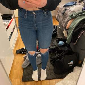 Jättefina Levis jeans med hål. Säljer då jag aldrig använt de. superfint skick. köptes för 800                 kan inte riktigt sånna här storlekar men de sitter bra i midjan på mig som vanligtvis har 36 o de är bra i längden 💗 pris kan diskuteras 