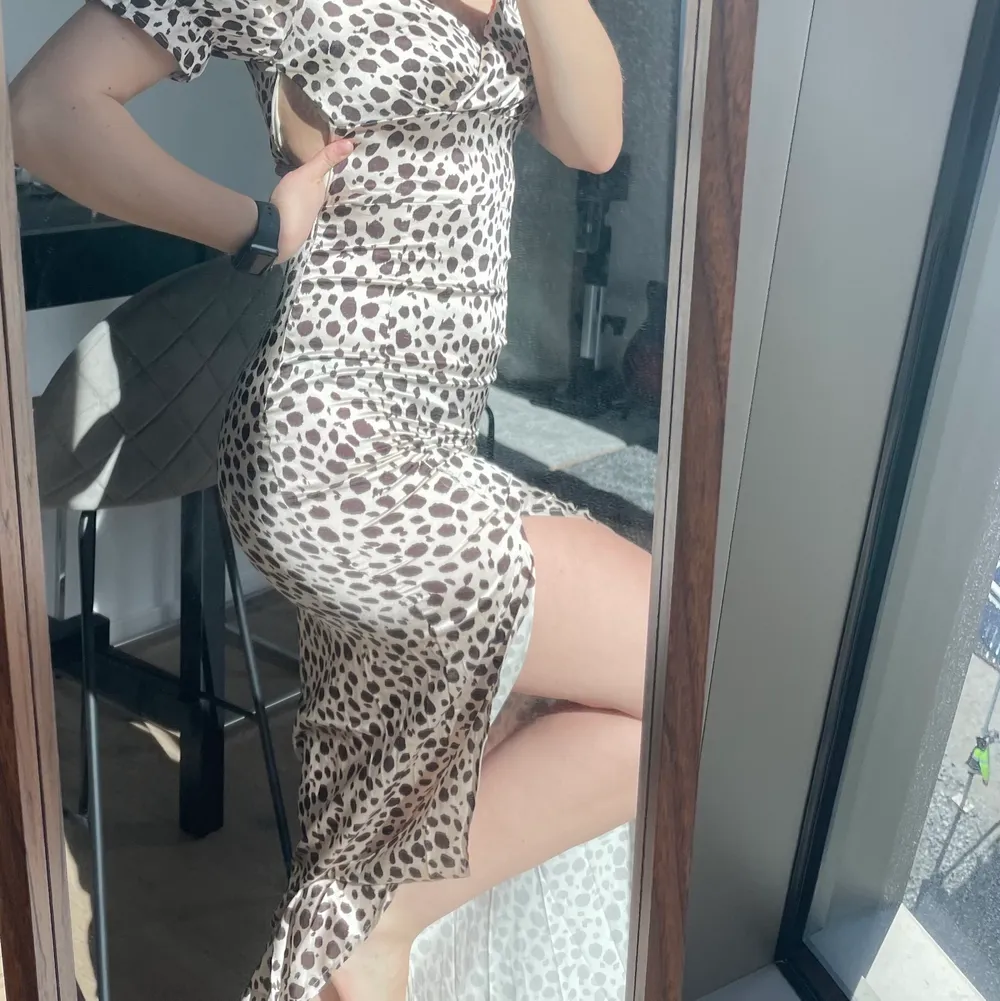 Oanvänd leopardmönstrad maxi klänning med en snygg slits. Säljer pga att dragkedjan inte stängs för mig då jag har gått upp i vikt. . Klänningar.