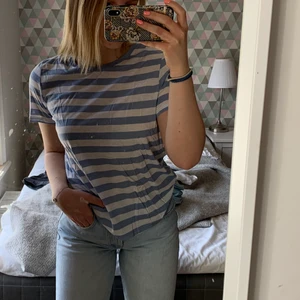 T-shirt från monki - Jättesöt blå- och vitrandig t-shirt från monki i sorlek S. Aldrig använd💞💞 Köparen står för frakt