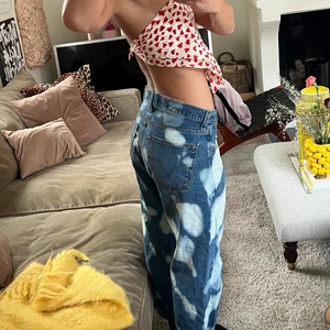 blekta levi’s jeans - svinnajs levi’s jeans som jag blekt själv! skulle säga en stl M, men är snyggt oversized för en S också!