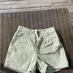 Ett par ljus gröna shorts som är ifrån H&M (Divided) jag köpte dem på rean förra sommaren men andvände inte dem så säljer nu! Jag använde de 1 gång och dom är i nytt skick! Du står för frakt! 45 kr! 💚 ( KNAPPEN OCH DRAGKEDJAN ÄR SILVRIGA)