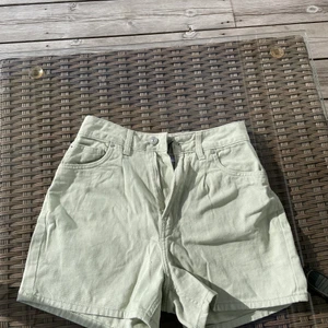 Gröna shorts  - Ett par ljus gröna shorts som är ifrån H&M (Divided) jag köpte dem på rean förra sommaren men andvände inte dem så säljer nu! Jag använde de 1 gång och dom är i nytt skick! Du står för frakt! 45 kr! 💚 ( KNAPPEN OCH DRAGKEDJAN ÄR SILVRIGA)