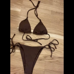 Bikini - !Helt oanvänd! Brun bikini i storlek M. Toppen är för liten och trosorna för stora på mig som har 75 C i bh och s i trosor. 