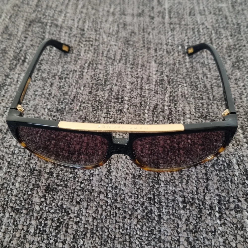 Säljer ett par fina Marc Jacobs solglasögon med fint skick. Herr modell. Accessoarer.