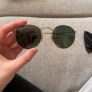 Rayban round metal - Raybans round metal, knappt använda! Super fint skick, köpta för ca 1500! Säljer för 600