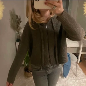 Zara kofta - Säljer denna jätte mysiga och eftertraktade kofta från zara! Buda eller köp direkt för 500❤️ första bilden är lånad 