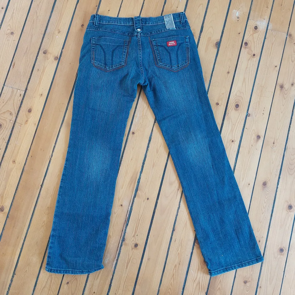 ett par jeans som jag köpte second hand, men inte är något jag anvånder längre. lågmidjade, väldigt 2000s, jättefina detaljer! bra skick, står storlek 32, men skulle säga att de sitter som en S ungefär. . Jeans & Byxor.