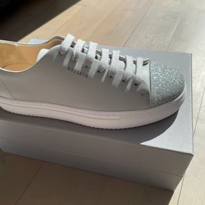 Axel arigato sneakers stl.38 - Säljer dessa super snygga grå Axel arigato sneakers med glitter framtill✨💕 Helt nya, aldrig använda. (Priset kan diskuteras). Storlek 38