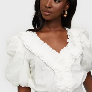 Blus - En fin blus från Nelly. Nypris 599 kr. 
