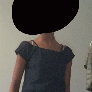 Mönstrad mörkblå blus - En mörkblå blus som har blivit använd flera gånger fast är i bra skick. Och den är väldigt elastisk vid axlarna.