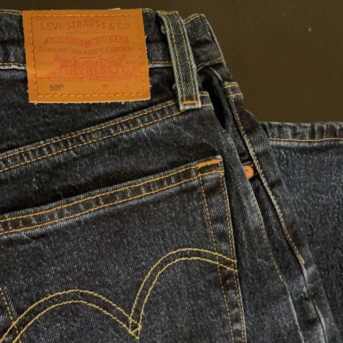 Midrise straightleg jeans från levis BUDGIVNINGEN ÄR INTE AVSLUTAD