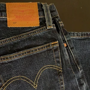 Midrise straightleg jeans från levis BUDGIVNINGEN ÄR INTE AVSLUTAD - Sjukt snygga jenas från levis dom sitter lite under naveln så skulle säga midrise,lowrise dom är straightleg och i storlek 26/30 dom är i helt nytt skick och är använda endast 1 gång säljer pga känner att dom inte riktigt är min stil. Köpta för 1100kr och