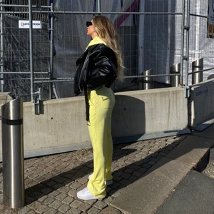 Gult fint Juicy couture set - Superfint helt nytt juicy couture set. Bara fotat och tvättat! 