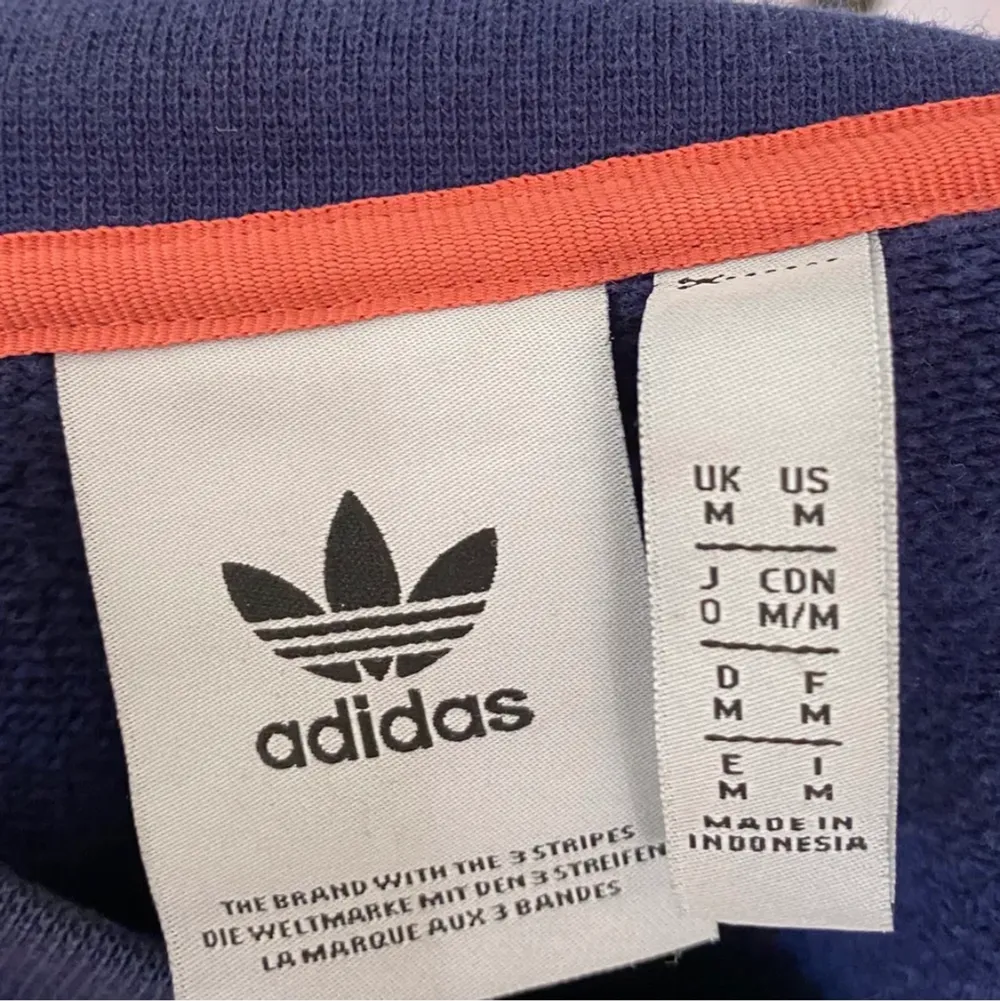 Snygg sweatshirt från Adidas, kommer tyvärr aldrig till användning. Bra skick men tajt i halsen                                           (Lånad förstabild, skriv för fler) ☀️☀️☀️. Tröjor & Koftor.