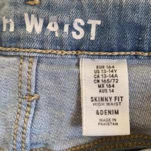 High waist jeans - Varken skinnyjeans eller baggy