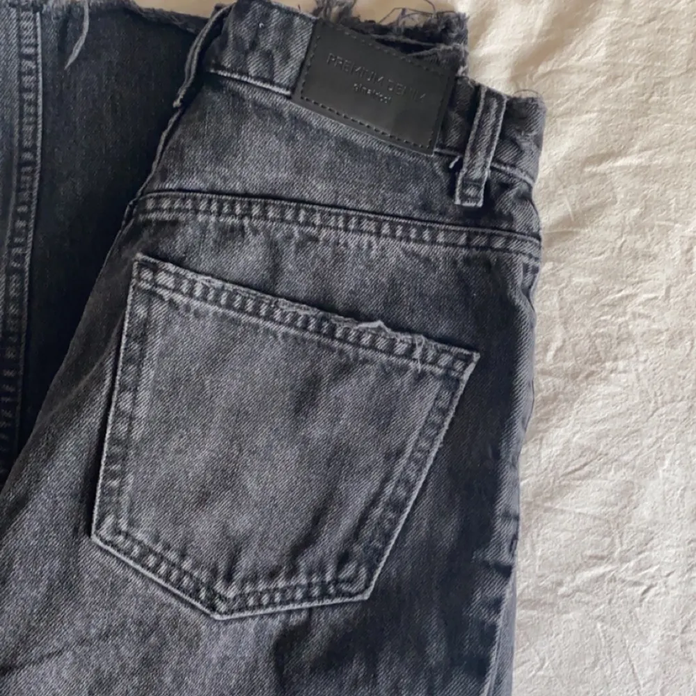 Perfect jeans ifrån gina i storlek 32, säljer för att jag växt ur dem💞. Jeans & Byxor.