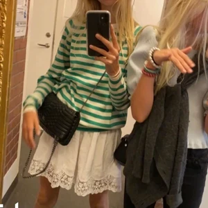 Zara randig tröja - Lånad bild:) säljer denna randiga zara tröjan i strl s. Endast använd 3 gånger. Frakt tillkommer spårbart 66kr. 💗