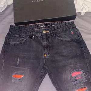 Philip plein byxor - Äkta Philip plein byxor 7000kr nypris Köpt av en vän så har tyvärr inte kvitto men fick med box av han I mycket bra skick inget sönder eller sådant : Snabb affär 900!