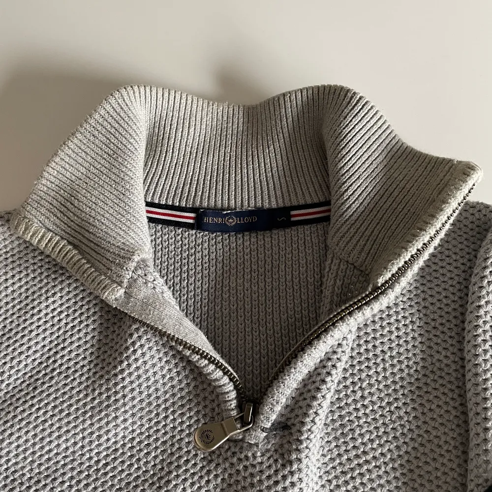 Säljes Henri Lloyd zip tröja. Skick 7/10 nypris 900. Tröjor & Koftor.