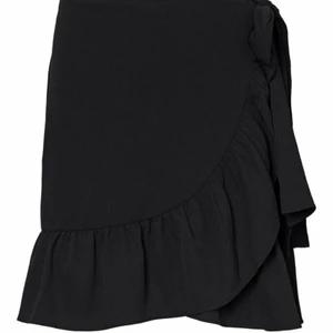 Kjol - Kjol från Vero Moda st S/36 skulle även kunna passa xs o m beroende på. Köpt för 349kr knappt använd säljs för 120kr eller bud.