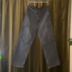 Stengråa Carhartt Cargo Pants 34/34 - Redigt sköna Carhartt brallor, flitigt använda. Slitage finns på byxbenen och syns på tredje bilden, cond 7/10