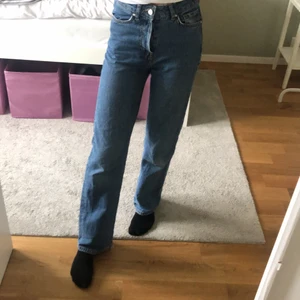 Mörkblåa raka jeans  - Säljer dessa super snygga mörkblåa raka jeans från Bik bok i storlek 25 men skulle säga att den är ganska liten i storleken. De är långa i benen och tajt i midjan. 78 cm innerben. Budar om fler är intresserande.  