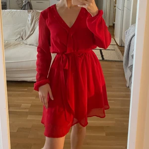 Omlottklänning - Omlottklänning från Nelly med band i midjan. Aldrig använd, endast testad.🥰