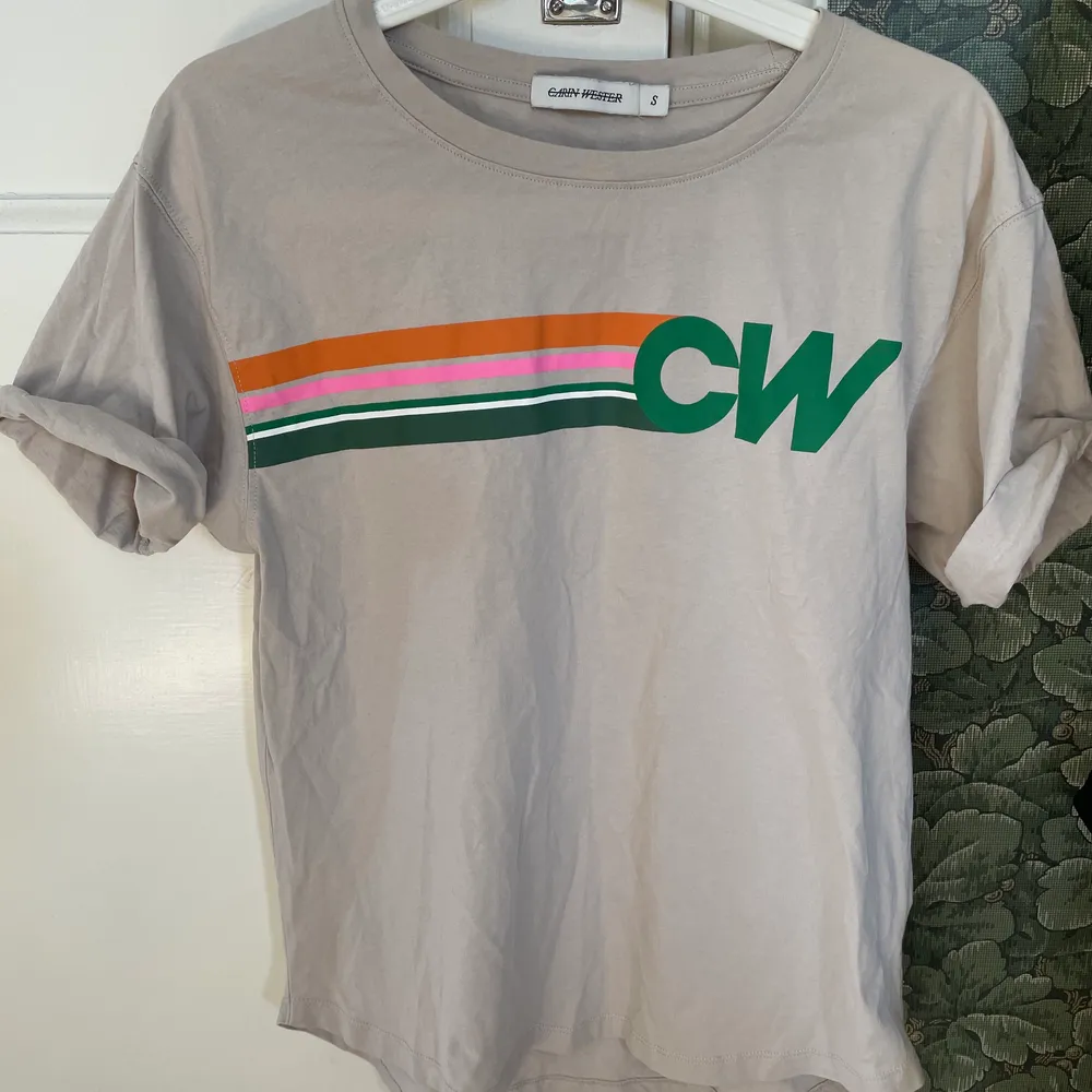 Beige t-shirt från Carin Wester stl S. T-shirts.