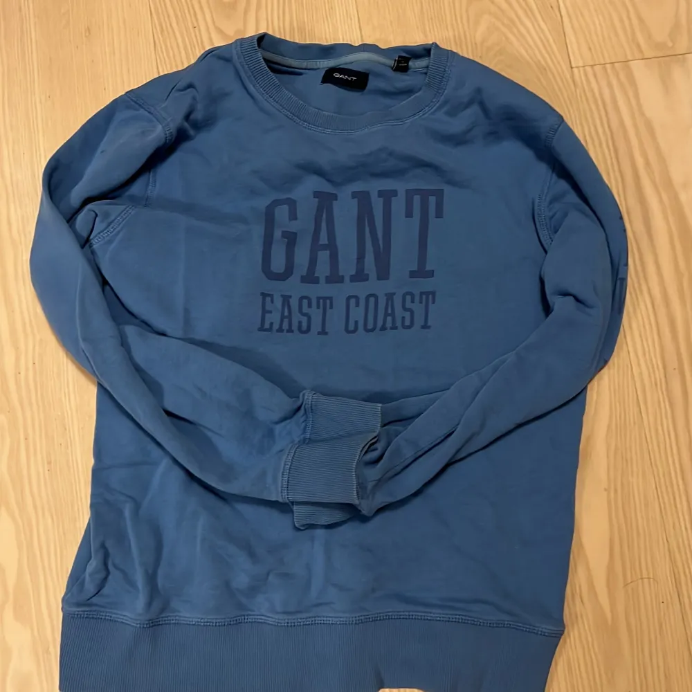 Hej säljer en Gant East coast sweatshirt som är i bra skick även att den har en liten skada på handavdelningen men det märks inte. Perfekt till sommaren/våren. Kontakta mig om du är intresserad! . Hoodies.